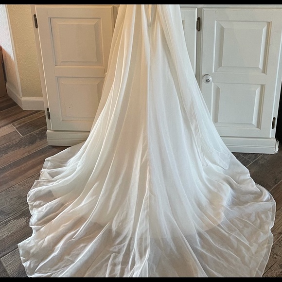 Stunning ivory wedding dress - Picture 3 of 8